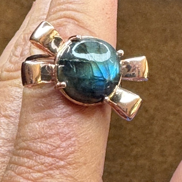 Karis Malagasy Labradorite Love Knot Ring in rolled-gold. 9.40 ctw. Size 8 - Picture 3 of 6